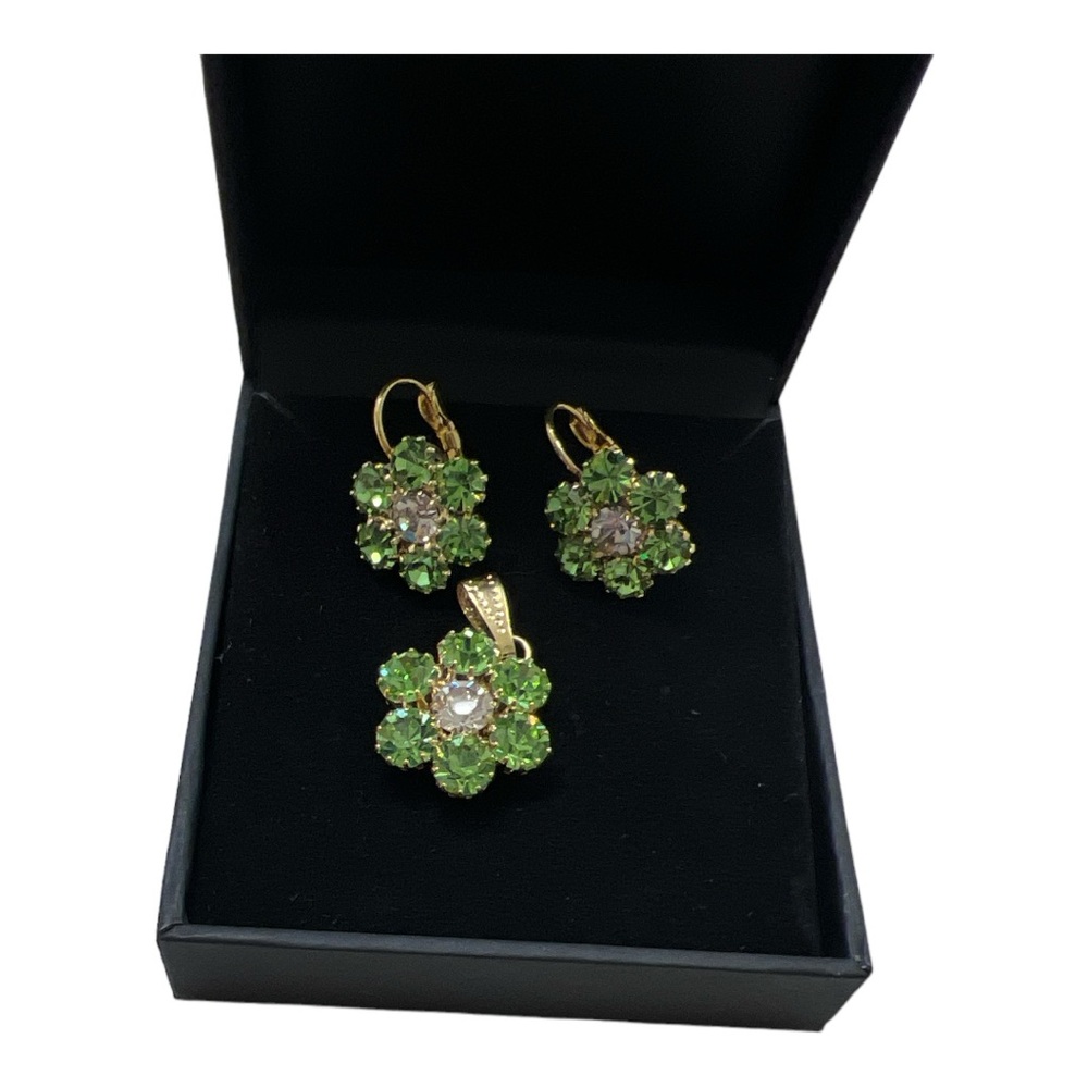 Beautiful pendant with matching earrings